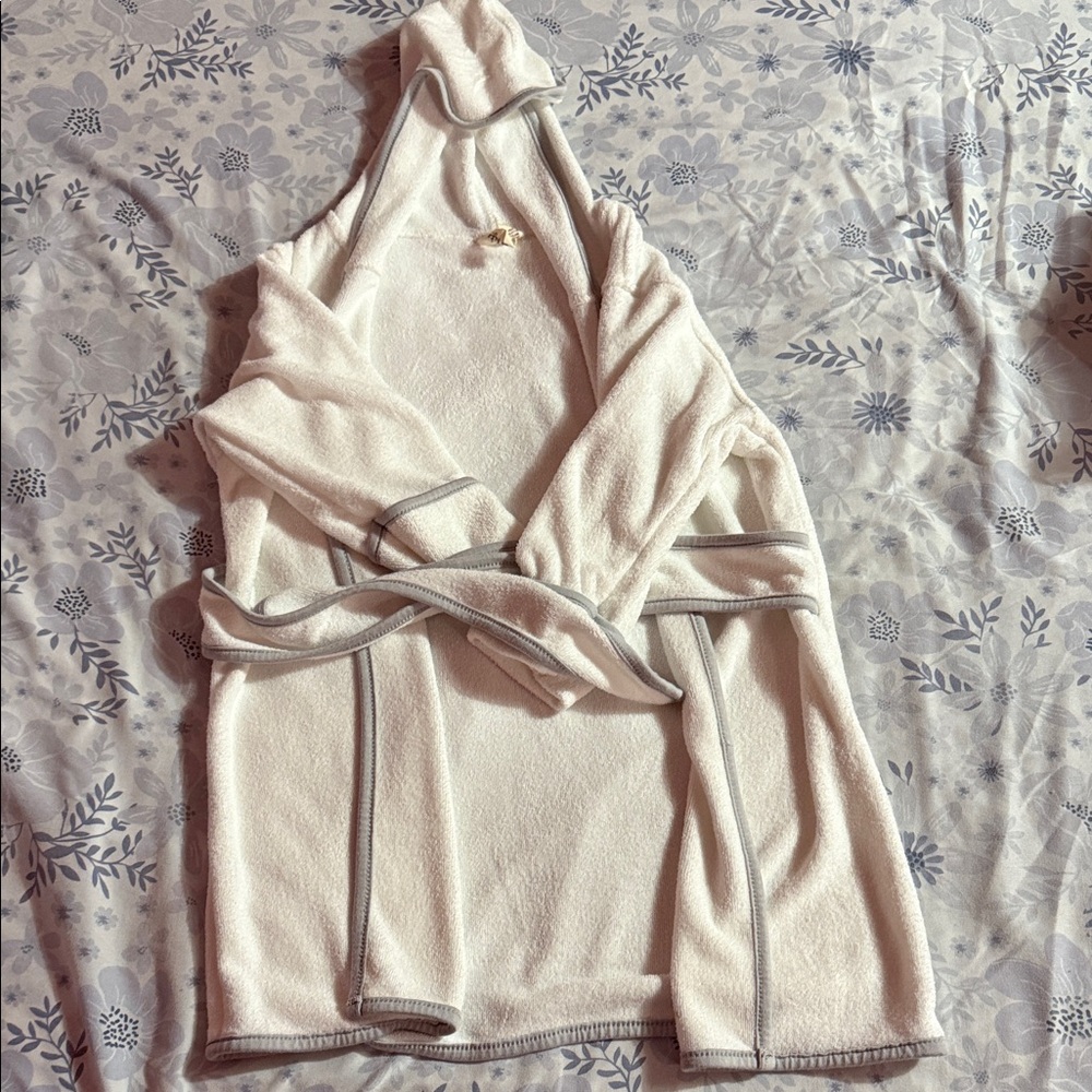 Kyte Baby Elegant White Hooded towel